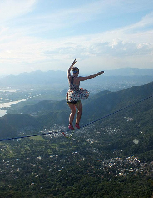 Mới đây, màn trình diễn đi giày cao gót trên dây ở vực cao của cô gái Faith Dickey, 26 tuổi tại đỉnh núi Pedra da Gávea, Rio de Janeiro, Brazil, nơi có độ cao 838 m khiến nhiều người chứng kiến phải thót tim vì độ nguy hiểm.