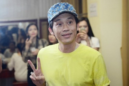 Cũng chính vì quá gầy nên thần sắc Hoài Linh trở nên già trước tuổi. Gương mặt anh đã có nhiều nếp nhăn ghi dấu tuổi tác.