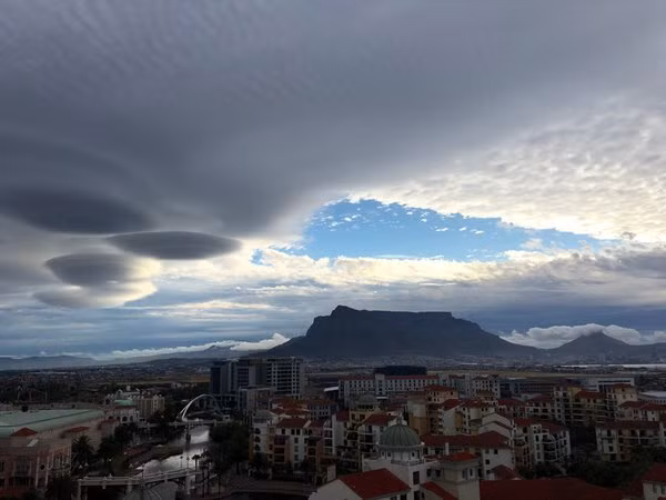 Chính sự nhầm lẫn đó còn khiến cho những đám mây kỳ lạ này có một cái tên khác là "mây đĩa bay".