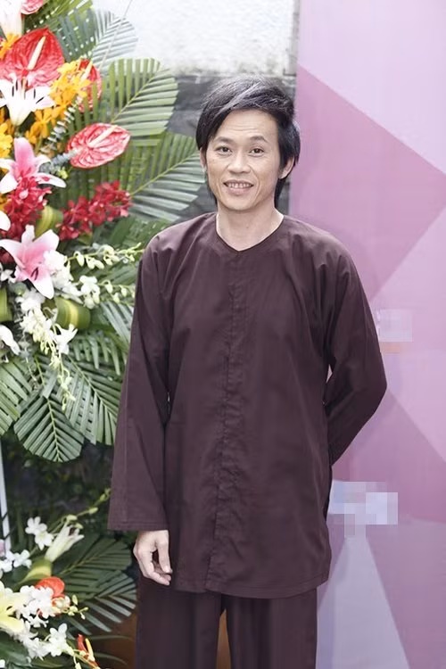 Cơ thể gầy nhẳng lại thêm gương mặt lam lũ, Hoài Linh thường xuyên được mời vào những vai nông dân chân chất, hiền lành, cực khổ.