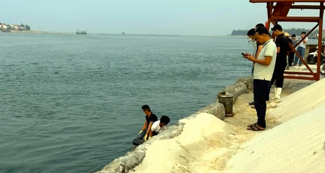 Phát hiện thi thể đàn ông trôi dạt vào cảng than ở Quảng Bình Phat hien thi the dan ong troi dat vao cang than o Quang Binh