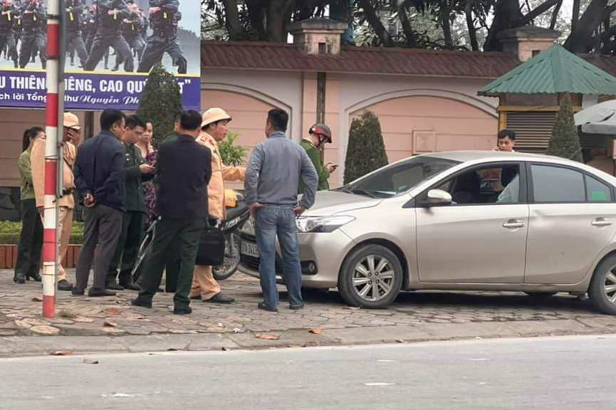 Vụ đập vỡ kính ôtô: Tạm đình chỉ công tác cán bộ hải quan - Hình 2 Vu dap vo kinh oto: Tam dinh chi cong tac can bo hai quan-Hinh-2