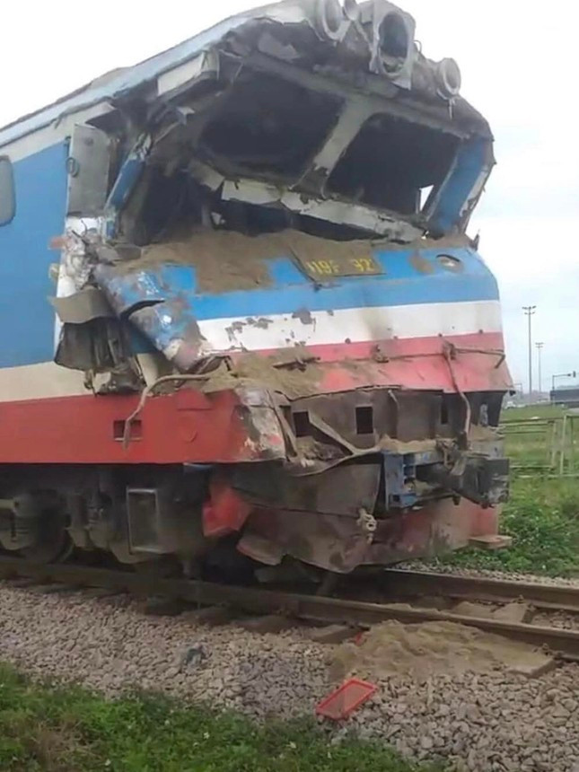 Cố vượt đường sắt, xe tải bị tàu hỏa hất văng ở Nghệ An Co vuot duong sat, xe tai bi tau hoa hat vang o Nghe An