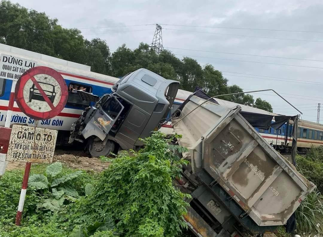 Cố vượt đường sắt, xe tải bị tàu hỏa hất văng ở Nghệ An - Hình 2 Co vuot duong sat, xe tai bi tau hoa hat vang o Nghe An-Hinh-2