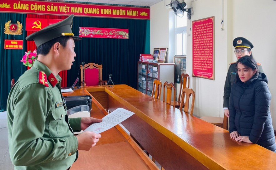 Khoi to can bo quy tin dung moi gioi xuat canh trai phep