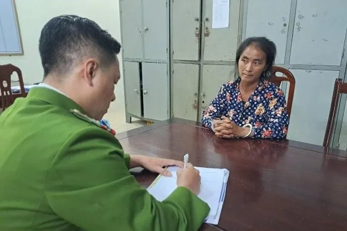 Nu quai buon hang trang “sa luoi” sau 15 nam tron na