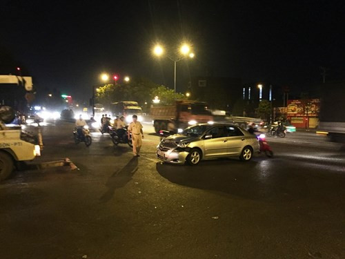 Va cham giao thong, bi duoi danh gay tay-Hinh-2