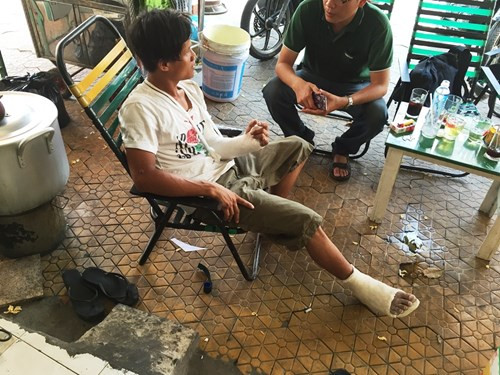 Va cham giao thong, bi duoi danh gay tay-Hinh-3