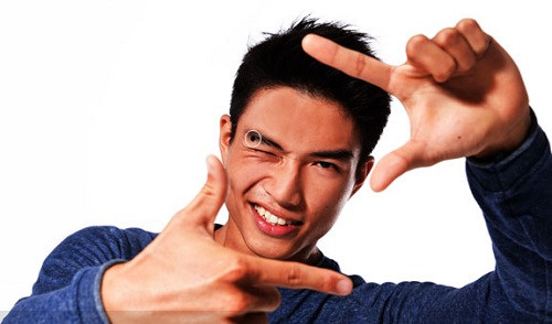 3. Lông mày có nốt ruồi: Trong nhân tướng học, lông mày đại diện cho cung Tình duyên. Lông mày có nốt ruồi, vết sẹo, lông mày đứt đoạn, quá thô hay cứng… đều chứng tỏ người đàn ông này có tướng khắc vợ.