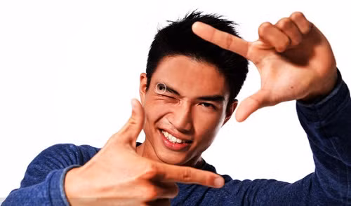 3. Lông mày có nốt ruồi: Trong nhân tướng học, lông mày đại diện cho cung Tình duyên. Lông mày có nốt ruồi, vết sẹo, lông mày đứt đoạn, quá thô hay cứng… đều chứng tỏ người đàn ông này có tướng khắc vợ.