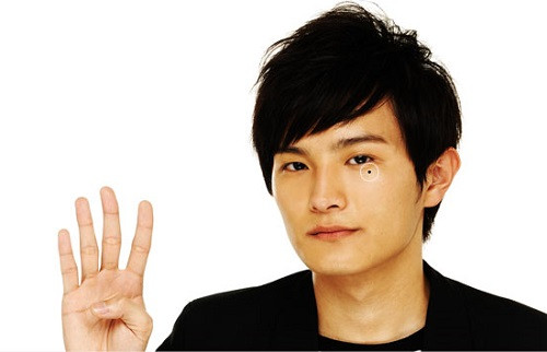 4. Lệ đường có nốt ruồi đen: Lệ đường còn là vị trí của cung Tử tức, nằm ngay dưới mắt. Ở vị trí này của đàn ông có nốt ruồi, đây được coi là tướng khắc tử (khắc mệnh con cái) và khắc thê (khắc mệnh vợ). Ngoài ra, nếu Lệ đường lõm sâu, sắc thô sạm còn cho biết tương lai con cái không tốt. Còn nếu có vết sẹo hay dị tật bẩm sinh ở Lệ đường là dấu hiệu cho thấy người đàn ông này dễ bị tuyệt tự hoặc dù sinh được con nhưng khi về già cũng cô đơn lẻ bóng.