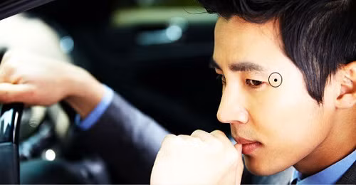 1. Nốt ruồi ở Gian môn: Gian môn chính là cung Thê Thiếp, nằm ở vị trí hai đuôi mắt. Đàn ông có gian môn bằng phẳng đầy đặn thì được vợ đỡ đần và là người chồng tốt; nếu gian môn lõm khuyết thì duyên vợ chồng mong manh, ít con cháu và là tướng khắc vợ. Trường hợp quanh Gian môn có nốt ruồi thì chồng khắc vợ, mệnh người chồng ảnh hưởng không tốt đến vợ như khiến sức khỏe vợ suy yếu, hay bệnh tật hoặc tâm tính thất thường… Thêm nữa, tướng nốt ruồi này báo hiệu hôn nhân không viên mãn, tình cảm vợ chồng lạnh nhạt, dễ dẫn tới tình trạng ngoại tình. Nhìn chung, đây chính là một trong những nốt ruồi khắc vợ số một của đàn ông.