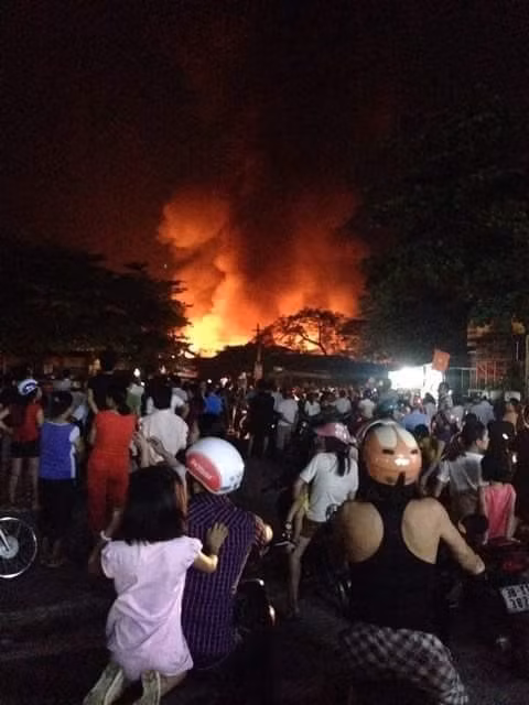 Rất đông người dân theo dõi vụ cháy chợ Hương Khê.