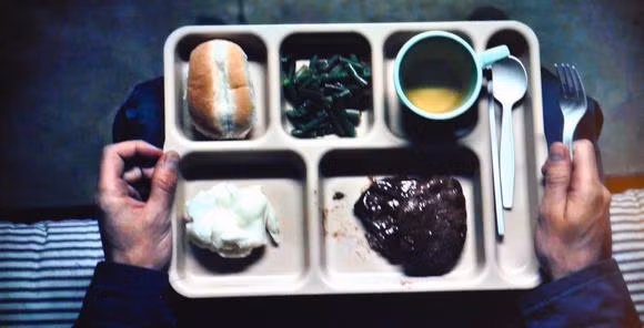 Đồ ăn trong nhà tù: Ở một số nhà tù, thực phẩm của tù nhân trở thành nỗi ám ảnh và là hình thức tra tấn dạ dày đáng sợ. Họ không chỉ bị bỏ đói mà còn phải ăn những đồ ăn tồi tệ. Theo một báo cáo của CNN, một nhà tù ở Bắc Triều Tiên nuôi tù nhân bằng cỏ.