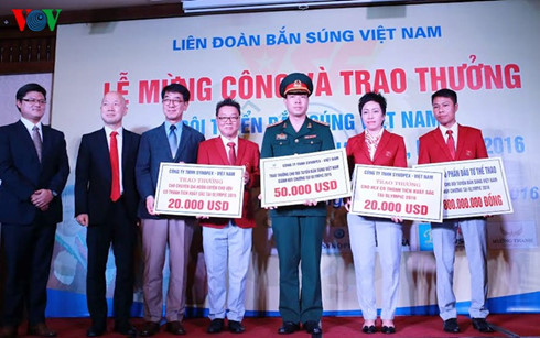 Hoang Xuan Vinh nhan “nui tien thuong” gan 5 ti dong-Hinh-2