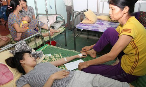 An banh uot mung Tet Doan ngo hon 60 nguoi nhap vien