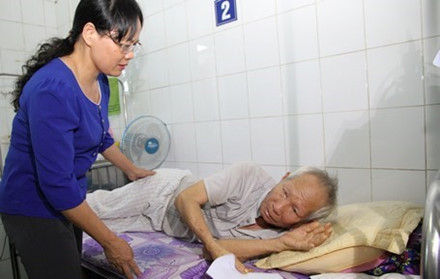 An banh uot mung Tet Doan ngo hon 60 nguoi nhap vien-Hinh-2