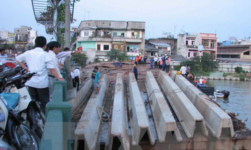 TP HCM Sa lan chim vi dam vao cau Rach Dia 1