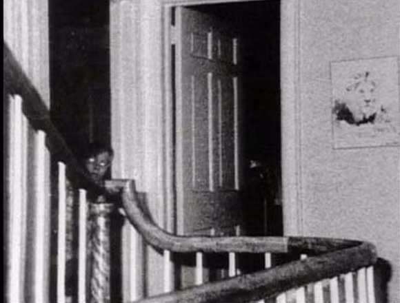 Hồn ma ở Amityville: Trong ngôi nhà có tên Amityville gần New York vào tháng 11/1974 đã xảy ra một vụ án mang kinh hoàng. Một năm sau đó, George và Kathy Lutz chuyển vào sống trong đó cùng 3 đứa con của họ. Tuy vậy, sau một thời gian ở tại đây, họ đã phải rời bỏ nó vì quá sợ hãi. Những tiếng động kinh hoàng liên tục xuất hiện và họ nhìn thấy những bóng ma buộc họ phải di chuyển ra ngoài. Có vẻ như những linh hồn của người chết oan uổng do vụ án mạng kinh hoàng trước đó đã ám ảnh ngôi nhà và không cho người mới vào sống.