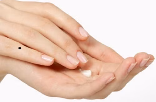 5. Nốt ruồi trên ngón tay út Đốt thứ nhất có nốt ruồi: Khả năng ăn nói của người này không tốt, nói năng không nể nang ai nên dễ làm tổn thương tới người xung quanh. Người này tính cách quá bảo thủ, tư tưởng nhu nhược nên làm gì cũng thấy chật vật, vất vả.