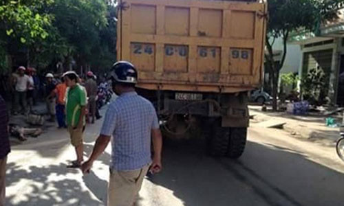 Xe tai tong xe may o Lao Cai hai nguoi tu vong