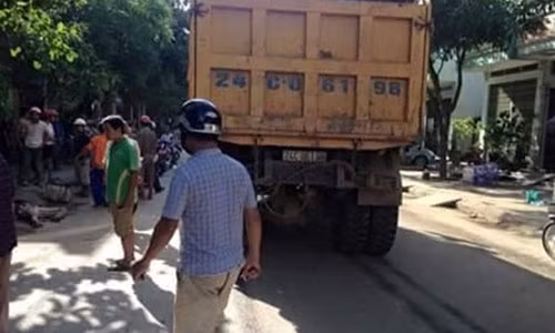 Xe tai tong xe may o Lao Cai hai nguoi tu vong