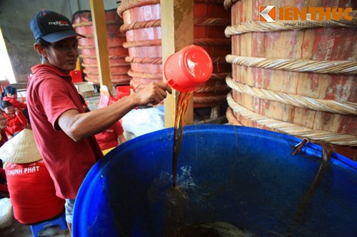 Theo kết quả kiểm nghiệm của Bộ Y tế, 100% mẫu nước mắm được kiểm tra không có arsen vô cơ. Ảnh: Quốc Lê.