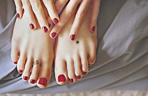 3. Nốt ruồi ở chính giữa mu bàn chân: Không ít người chỉ thích nghiên cứu về nốt ruồi ở lòng bàn chân mà quên đi tướng nốt ruồi ở mu bàn chân. Theo quan điểm nhân tướng học, người có nốt ruồi ở chính giữa mu bàn chân thường được hưởng cuộc sống phú quý.