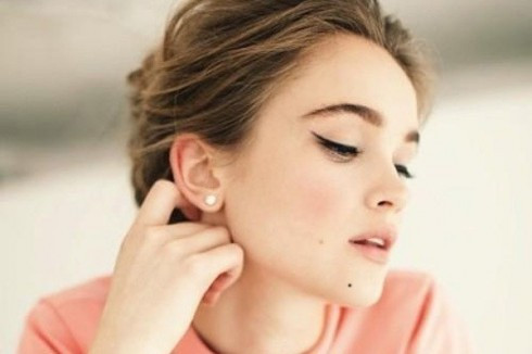 Nếu nốt ruồi này xuất hiện đã lâu mà bạn vẫn chưa gặp được cơ hội phát tài phát lộc, đừng nóng vội hay tỏ ra lo lắng. Bởi đây là nốt ruồi báo hiệu sự giàu sang về hậu vận. Ngoài ra, nếu trên nốt ruồi mọc lông, chứng tỏ tài phúc sẽ nhanh chóng nằm gọn trong tay bạn.