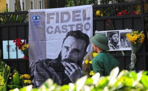 Tại ĐSQ Cuba, nhiều cá nhân, tập thể thành kính đến đặt hoa, viếng Chủ tịch Fidel Castro. Nguồn ảnh: Báo Đất Việt. 