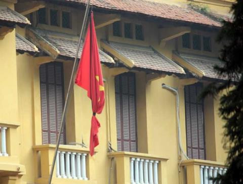 Ngày 4/12, Việt Nam cũng tổ chức quốc tang tưởng nhớ lãnh tụ Fidel Castro để thể hiện mối quan hệ đặc biệt giữa hai nước Việt Nam – Cuba. Trong ngày này, các cơ quan, công sở trong phạm vi cả nước và các cơ quan đại diện của Việt Nam ở nước ngoài đều treo cờ rủ, có dải băng tang như quy định, không tổ chức các hoạt động vui chơi, giải trí công cộng. Nguồn ảnh: Báo Đất Việt.