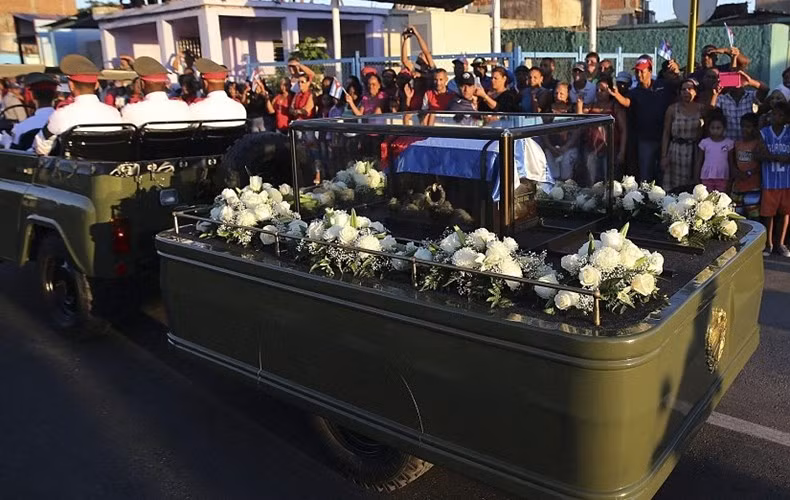 Khoảng 7h sáng 4/12 (giờ địa phương), 21 phát đại bác vang khắp thủ đô La Habana, báo hiệu lễ an táng của lãnh tụ Fidel Castro bắt đầu tại nghĩa trang Santa Ifigenia. Lễ an táng lãnh tụ Fidel Castro đã diễn ra trọng thể tại nghĩa trang Santa Ifigenia. Đây cũng là nơi an nghỉ của người anh hùng dân tộc Jose Marti. Nguồn ảnh: Daily Mail.