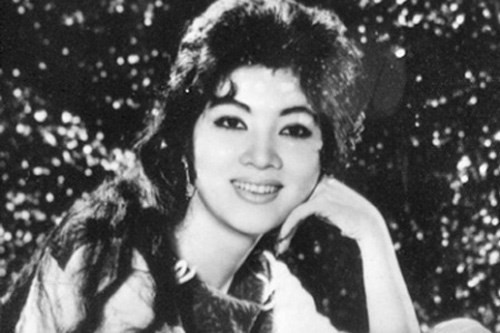 Thẩm Thúy Hằng tên thật là Nguyễn Kim Phụng, sinh năm 1941 tại Hải Phòng, sau đó theo gia đình di cư vào Nam. Khi mới 16 tuổi, vượt qua hơn 2.000 cô gái đẹp khác, Nguyễn Kim Phụng đã đoạt giải nhất trong cuộc thi tuyển diễn viên của một hãng phim lớn tại Sài Gòn.