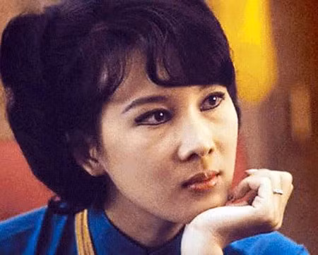 Là người gốc Hà Nội và là một trong bốn nữ tiếp viên đầu tiên của Hãng Air Vietnam, bà Đặng Tuyết Mai là Hoa khôi Sài Gòn nổi tiếng về nhan sắc và trí tuệ trước 1975.