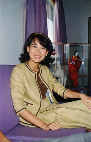 Không chỉ sở hữu dáng vóc thon thả, khuôn mặt sáng đẹp điển hình của người phụ nữ Phương Đông, Đặng Tuyết Mai còn thông thuộc cả hai ngôn ngữ Anh - Pháp. Tài sắc của bà Mai đã làm siêu lòng tướng Nguyễn Cao Kì để viết nên một "thiên tình sử" lãng mạn.