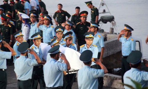 Khen thuong ngu dan tim thi the phi cong Tran Quang Khai