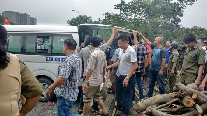 Da tim thay be trai 8 tuoi bi nuoc cuon troi vao cong