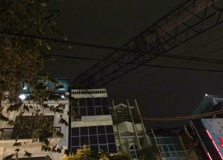 Ha Noi : Can cau cong trinh do sap, nhieu nguoi hoang loan