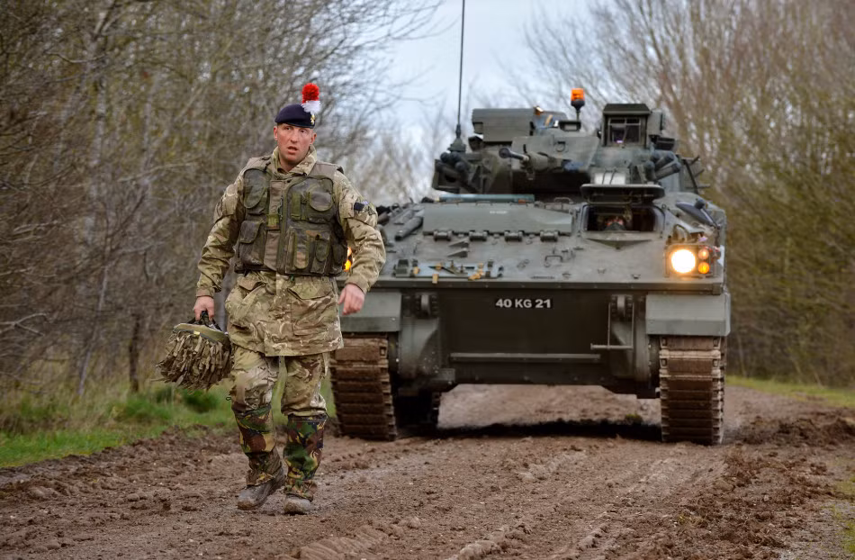 Xe chiến đấu bộ binh FV5101 Warrior di chuyển trên một con đường trong thao trường.