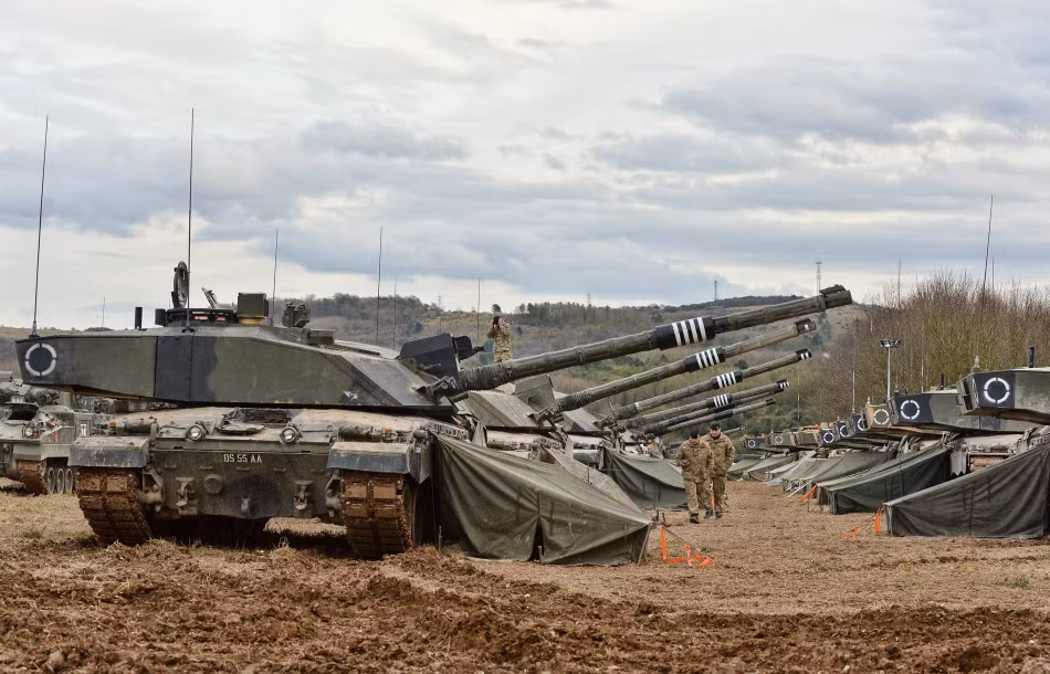 Trường pháo binh Hoàng gia thực hiện các cuộc bắn đạn thật ở thao trường này suốt 340 ngày/năm.