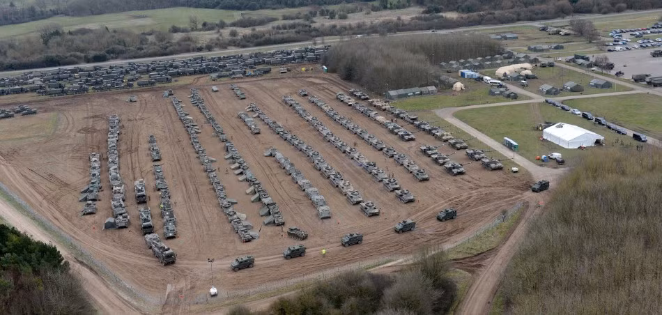 Toàn cảnh khu vực tập kết trang bị quân sự Quân đội Hoàng gia, nhiều phương tiện vẫn tiếp tục đổ về đây.