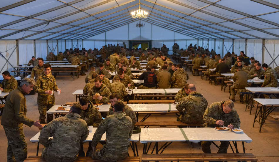 Khu vực nhà ăn tập thể dã chiến.