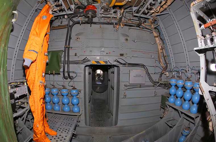 Thân Be-12 chia làm 10 khoang với các vách ngăn kín nước.