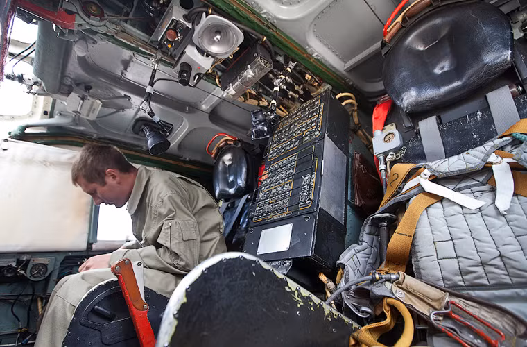 Để làm chủ buồng lái chiếc thủy phi cơ Be-12 này quả thực là cơn ác mộng “đồng hồ, nút gạt”.