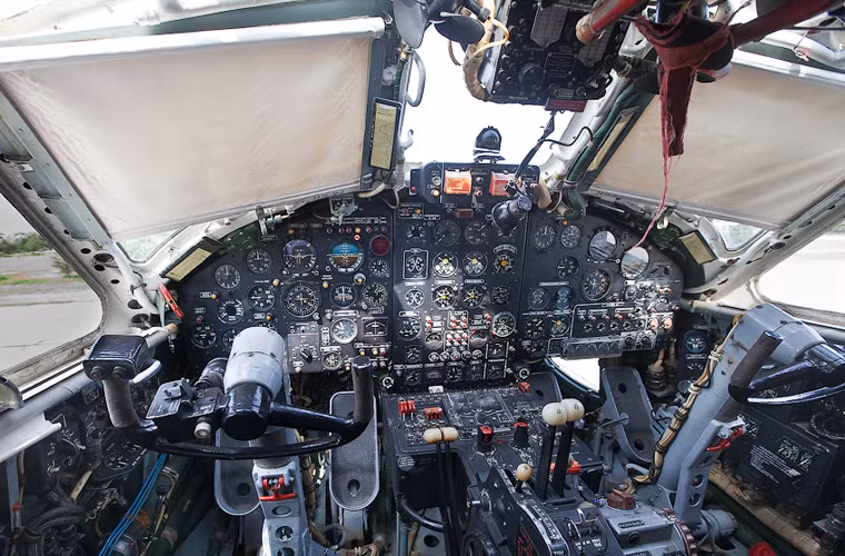 Cận cảnh buồng lái của thủy phi cơ chống ngầm Be-12.