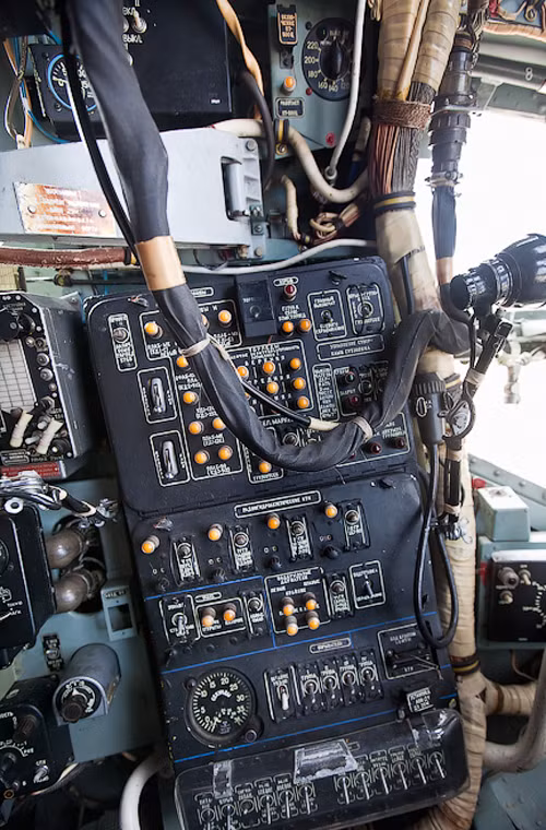 Một bảng điều khiển với nhiều nút bấm.