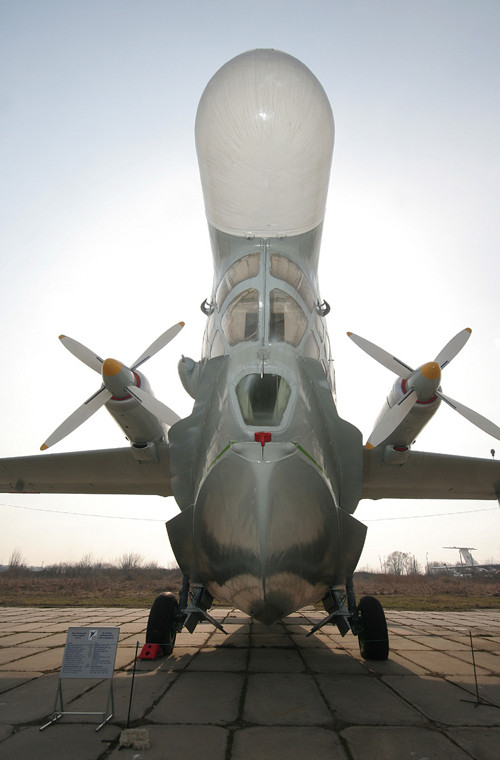 Be-12 có cấu tạo cánh giống hình cánh chim hải âu và đuôi có dạng 3 nhánh (phần đuôi kéo dài ra, có 2 cánh đuôi xếp thẳng đứng, đối xứng). Kết cấu trên giúp máy bay có thể bay lượn dễ dàng đặc biệt là trong điều kiện hoạt động trên biển tương tự như loài hải âu - một loài chim biển. Ảnh: Cận cảnh mũi bọc kính máy bay Be-12.