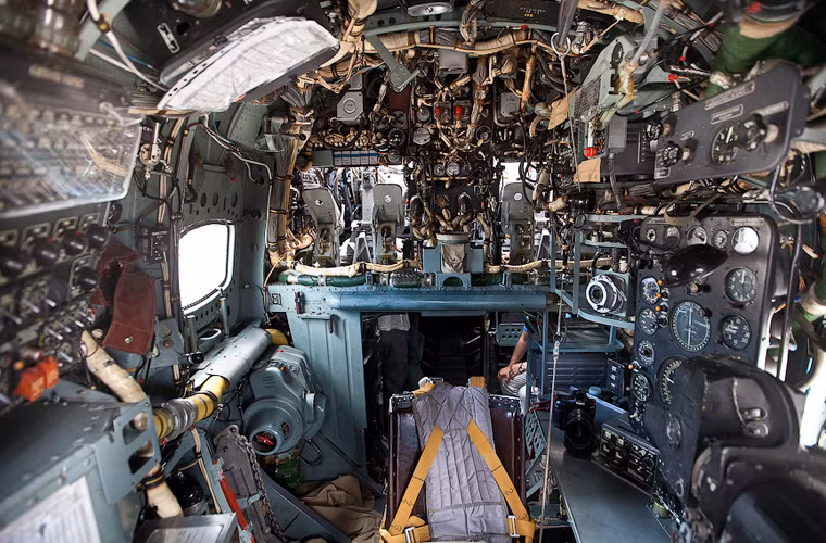 Ngoài hoa tiêu, đây có thể là nơi làm việc của sĩ quan điều khiển hệ thống vũ khí. Ngay phía trên đầu họ là các cần đạp (dấu đỏ) của cơ trưởng – cơ phó máy bay.