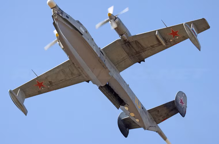 Máy bay săn ngầm Be-12 được thiết kế với khoang vũ khí trong thân (nằm sau vị trí cặp cánh) có thể chứa 3-4 tấn vũ khí gồm: Ngư lôi tự dẫn AT-1 cỡ 450mm có tầm bắn 5km; ngư lôi tự dẫn AT-2 cỡ 533mm có tầm bắn 7km và bom chìm chống ngầm.