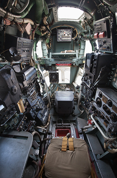 Bên trong phần mũi này có rất nhiều thiết bị máy móc.